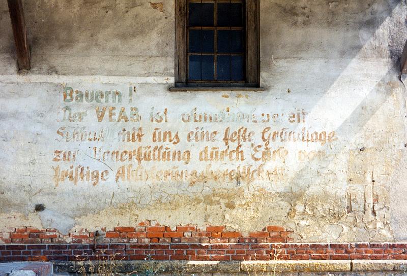 Plotitz, Bahnhof, 10-1996.jpg - Foto H. Thied; Bauern! Der VEAB [Volkseigener Erfassungs- und Aufkaufbetrieb] ist ohne ... mit uns eine feste Grundlage zur Planerfüllung durch Eure vorfristige Ablieferungsbereitschaft ...